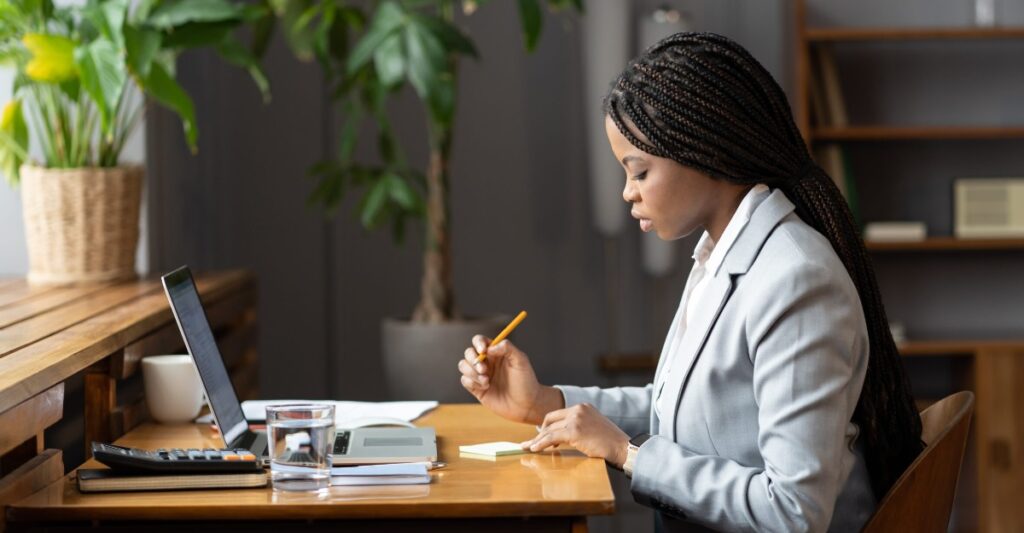 Como trabalha o auxiliar de escritório