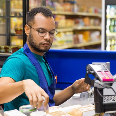 Como é o trabalho de operador de caixa